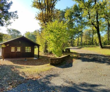 Chalet en bois près d'un chemin forestier au Camping les Tourterelles Chalets et mobilhomes