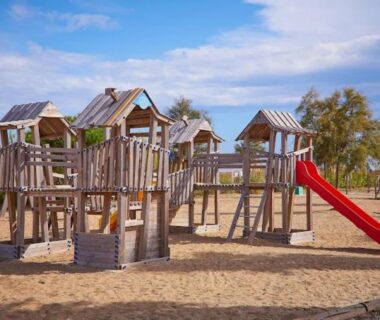 Aire de jeux en bois avec toboggan au Camping les dunes 5 étoiles - Mobil Home 6 personnes