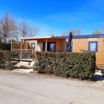 Façade et terrasse de bungalow en bois du Bungalow M027 au Camping les dunes Torreilles Plages chez D&D
