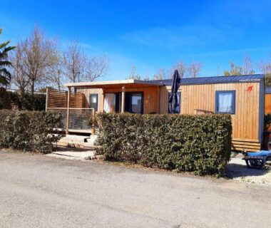 Façade et terrasse de bungalow en bois du Bungalow M027 au Camping les dunes Torreilles Plages chez D&D