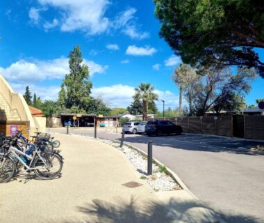Allée d'accueil avec vélos et parking au Camping les Dunes Torreilles Plages Bungalow M027