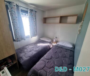 Chambre avec deux lits et fenêtre dans le Bungalow M027 au Camping les dunes Torreilles Plages