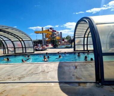 Piscine couverte avec nageurs et toboggans au Camping les dunes Torreilles Plages Bungalow M027 chez D&D