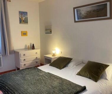 Chambre double avec commode et lampes au Camping les vergers de Squividan ***