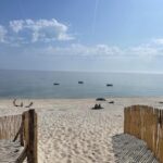 Plage de sable avec passage en bois et mer au Camping les vergers de Squividan