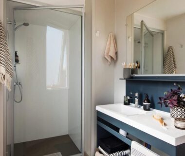 Salle de bains avec cabine de douche et vasque dans le camping les vergers de Squividan