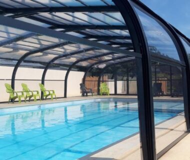 Piscine couverte sous abri transparent au Camping les vergers de Squividan
