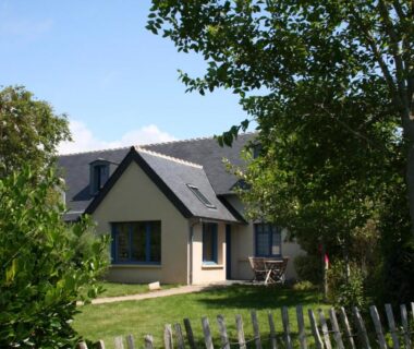 Jardin avec bungalow et clôture en bois au Camping les vergers de Squividan