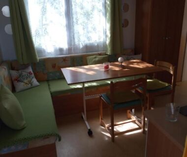 Coin repas et banquette dans le mobil-home du Camping l'escale