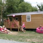 Mobil-home avec terrasse transats et piscine gonflable au Camping l'île Cariot