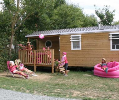 Mobil-home avec terrasse transats et piscine gonflable au Camping l'île Cariot