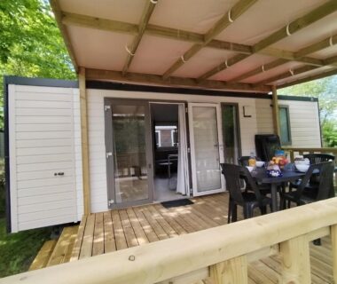 Terrasse en bois avec table et chaises du mobil-home au Camping l'île Cariot