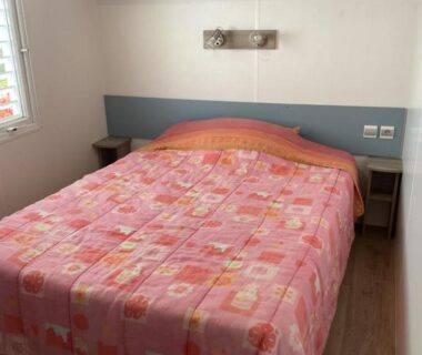 Chambre avec lit double et fenêtre au Camping loyoda