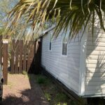 Allée latérale du mobil-home avec palmiers au Camping loyoda