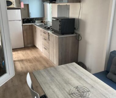 Cuisine équipée et coin repas dans le mobil-home du Camping loyoda