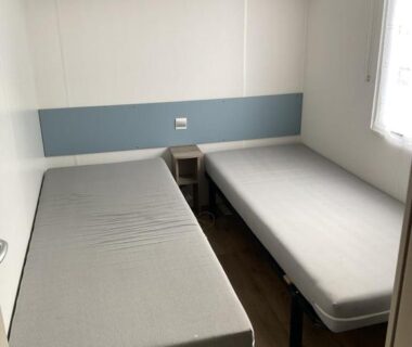 Chambre avec deux lits simples dans le mobil-home du Camping loyoda