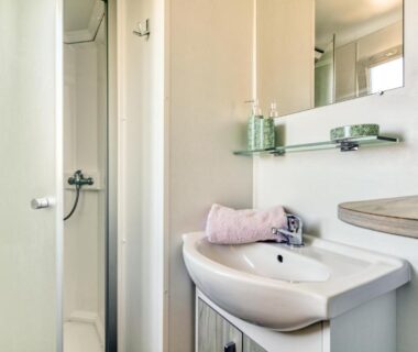 Salle de bain avec lavabo et douche dans le mobil-home du Camping maeva Club Argelès Vacances