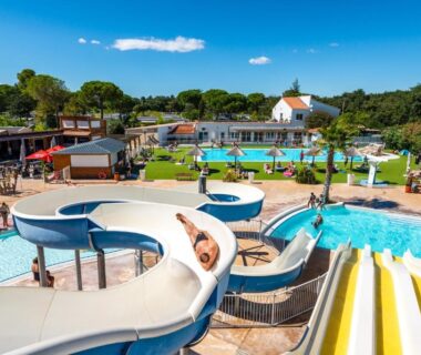 Espace aquatique avec toboggans et bassins au Camping maeva Club Argelès Vacances