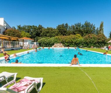 Piscine extérieure avec transats au Camping maeva Club Argelès Vacances