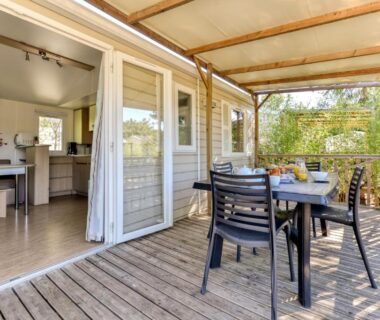 Terrasse en bois avec table et chaises sur le mobil-home du Camping maeva Club Argelès Vacances