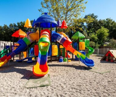 Aire de jeux extérieure avec toboggans au Camping maeva Club Argelès Vacances