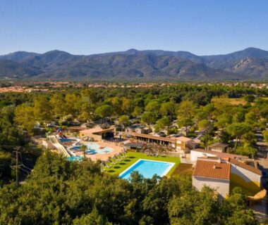 Vue aérienne des piscines et du parc au Camping maeva Club Argelès Vacances