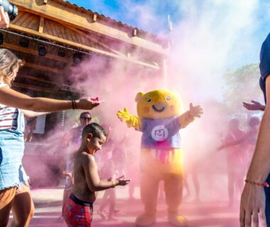 Animation extérieure avec mascotte et nuages de poudre au camping maeva Club Argelès Vacances