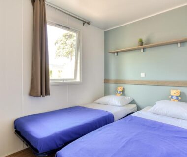 Chambre avec deux lits simples au Camping maeva Club Le Lagon d'Argelès