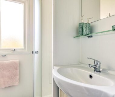 Salle de bains avec lavabo et miroir au Camping maeva Club Le Lagon d'Argelès