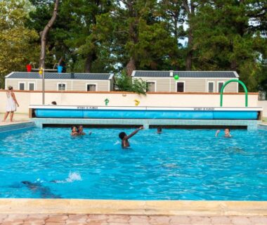 Piscine extérieure avec nageurs du Camping maeva Club Le Lagon d'Argelès