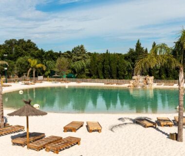 Plage de lagon avec transats et parasols dans le camping maeva Club Le Lagon d'Argelès