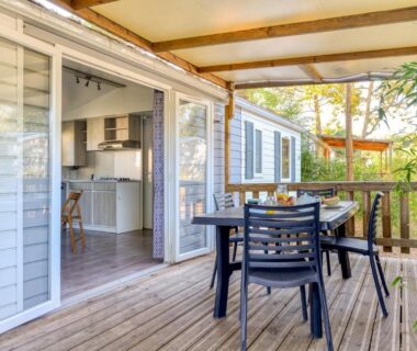 Terrasse en bois avec table et chaises au camping maeva Club Le Lagon d'Argelès