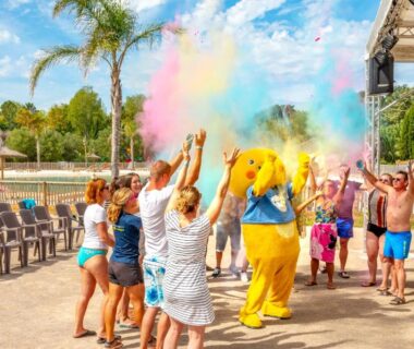 Espace piscine animé avec participants et mascotte au Camping maeva Club Le Lagon d'Argelès