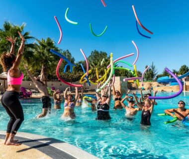 Piscine avec cours d'aquagym et participants au Camping maeva Club Les Préveils