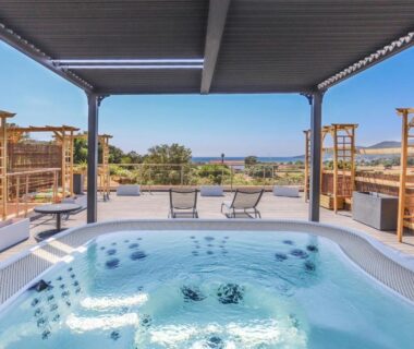 Terrasse couverte avec jacuzzi et vue sur la mer au Camping maeva Escapades Colomba