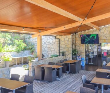 Terrasse couverte avec tables et chaises au Camping maeva Escapades Colomba