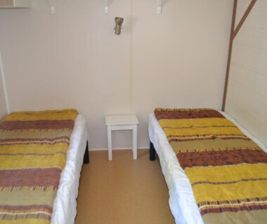Chambre avec deux lits simples dans le camping maeva Escapades Le Casque Roi