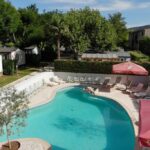 Piscine et transats dans le camping maeva Escapades Le Casque Roi