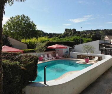Piscine extérieure avec transats et parasols au Camping maeva Escapades Le Casque Roi