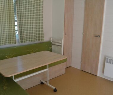 Intérieur coin repas avec banquette et table dans le Camping maeva Escapades Le Casque Roi