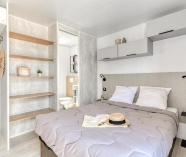 Chambre double moderne dans le cottage au Camping maeva Escapades Les Cottages de Perpignan
