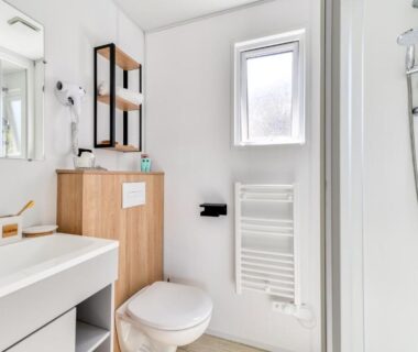 Salle d'eau avec douche lavabo et WC au Camping maeva Escapades Les Cottages de Perpignan