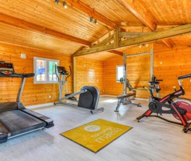 Salle de fitness avec tapis roulant vélo et rameur dans le camping maeva Escapades Les Cottages de Perpignan