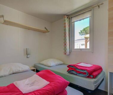 Chambre avec deux lits simples dans le mobil-home du Camping maeva Escapades Les Jardins d'Agathe