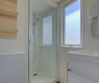 Salle de douche avec lavabo et sèche-cheveux dans le mobil-home du Camping maeva Escapades Les Jardins d'Agathe