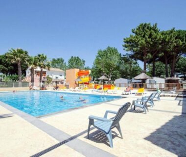 Piscine extérieure avec transats et aire de jeux au Camping maeva Escapades Les Jardins d'Agathe