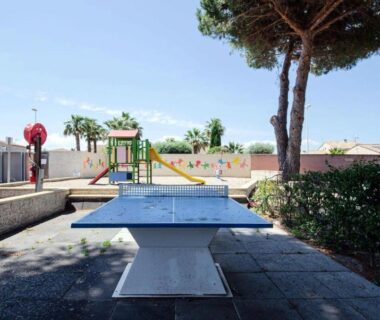 Espace extérieur avec tables de ping pong et aire de jeux au camping maeva Escapades Les Jardins d'Agathe