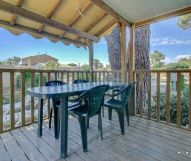 Terrasse couverte avec table et chaises au camping maeva Escapades Les Jardins d'Agathe