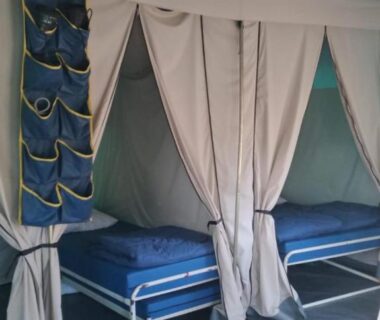 Sous tente avec lits et rideaux au camping maeva Escapades Ludo Parc