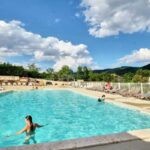 Piscine extérieure avec transats au camping maeva Escapades Ludo Parc
